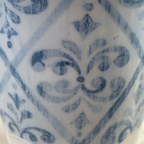 Lenox Swedish Trellis mug. - Picture 3 of 10